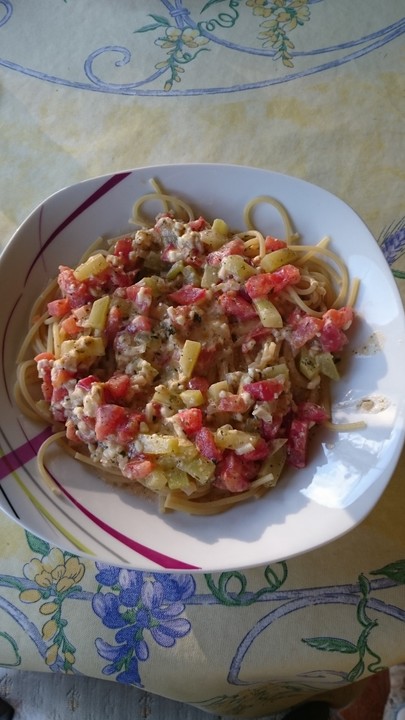 Spaghetti in Feta-Tomate-Gurken-Sauce von lecka-maus | Chefkoch