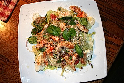 Salat mit Alfalfasprossen und Putenbrust (Bild)
