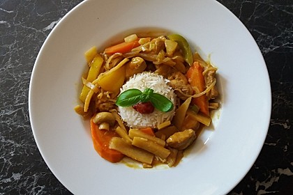Schnelles Thai-Curry mit Huhn, Paprika und feiner Erdnussnote (Bild)