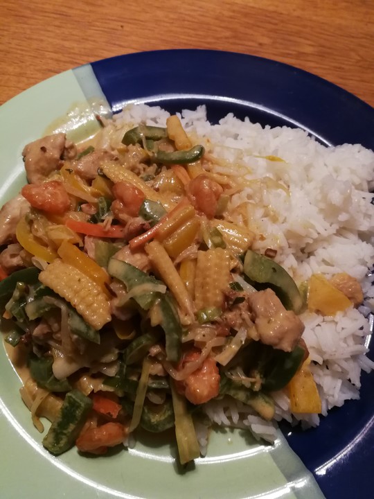 Schnelles ThaiCurry mit Huhn, Paprika und feiner Erdnussnote von