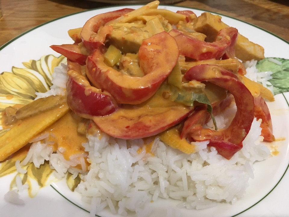 Schnelles ThaiCurry mit Huhn, Paprika und feiner Erdnussnote von
