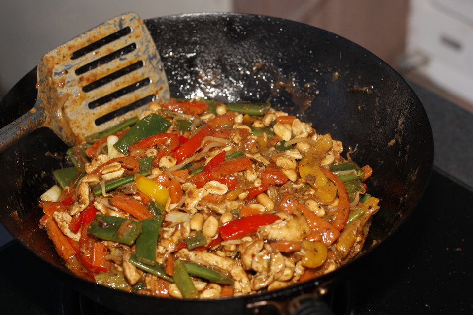 Schnelles ThaiCurry mit Huhn, Paprika und feiner Erdnussnote von
