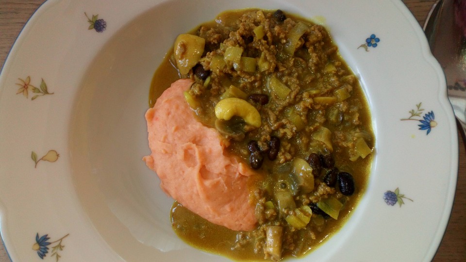 Schnelles ThaiCurry mit Huhn, Paprika und feiner Erdnussnote von