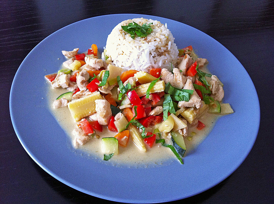 Schnelles ThaiCurry mit Huhn, Paprika und feiner Erdnussnote von