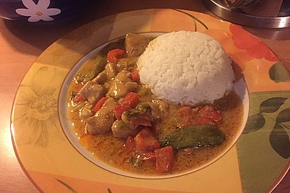 Schnelles Thai-Curry mit Huhn, Paprika und feiner Erdnussnote (Bild)