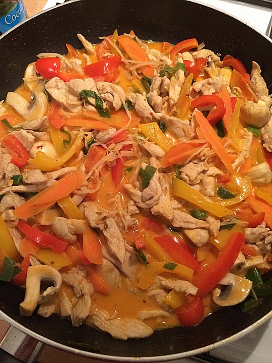 Schnelles ThaiCurry mit Huhn, Paprika und feiner Erdnussnote von