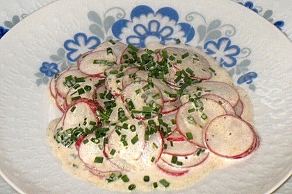 Radieschensalat mit Schnittlauch (Bild)