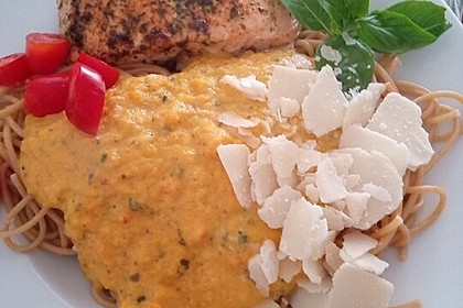 Nudel mit Karotten-Basilikum Sauce (Bild)