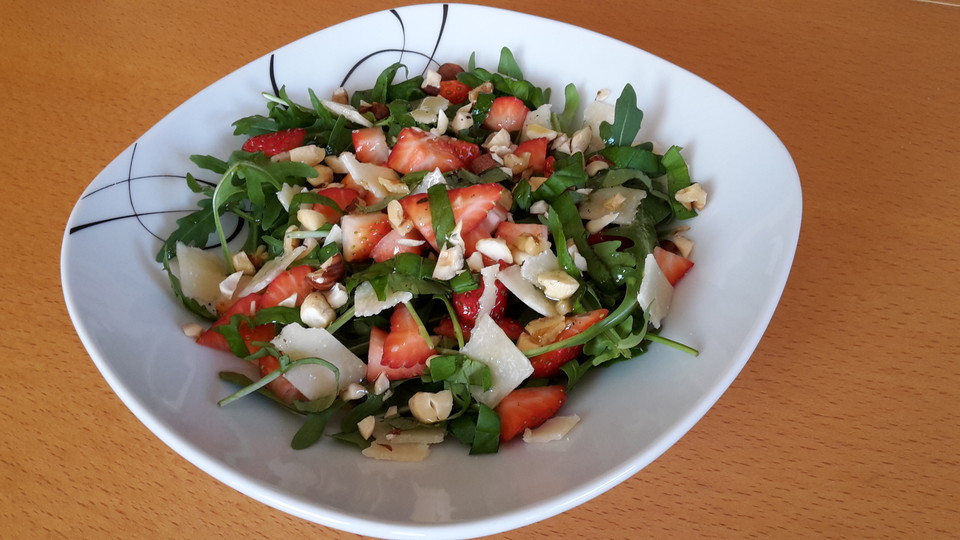 Basilikum-Rucolasalat mit Erdbeeren von Koelkast | Chefkoch