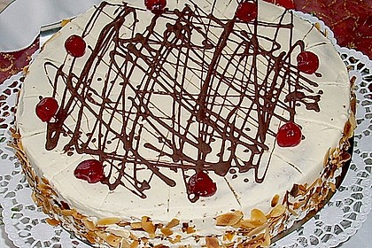 Weißer Schokoladenkuchen mit Erdbeeren (Bild)