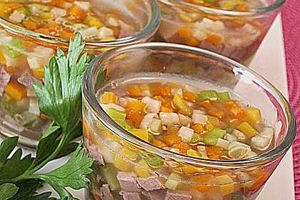 Tafelspitzsülze mit Kräutervinaigrette und Kürbiskernöl (Bild)