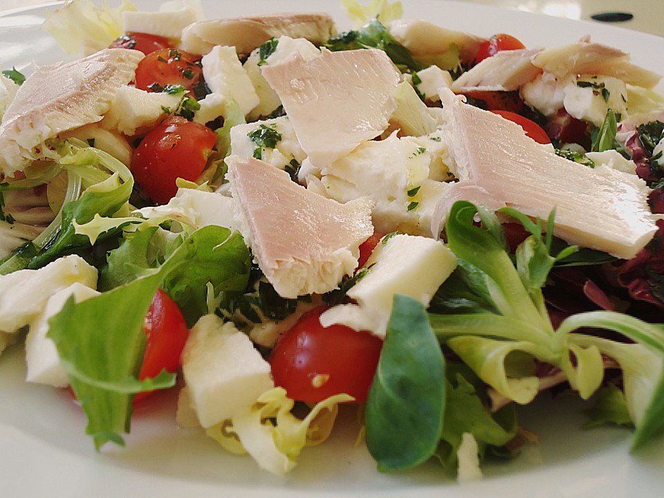 Salat mit geräucherter Forelle und Mozzarella von lenchen | Chefkoch