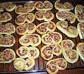 Blätterteigschnecken mit Salami und Frischkäse (Bild)