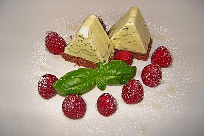 Geeiste Basilikumtörtchen mit Honig und Himbeeren (Bild)