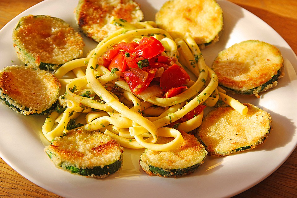Zucchini – Piccata auf Tomatenkompott mit Rucolapesto und Nudeln von ...