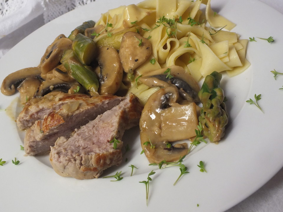 Medaillons vom Schwein in Champignon - Sahnesoße mit grünen Tagliatelle ...