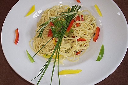 Dreadys Spaghetti aglio, olio, cipolle e peperoni tricolore con erbe aromatiche (Bild)