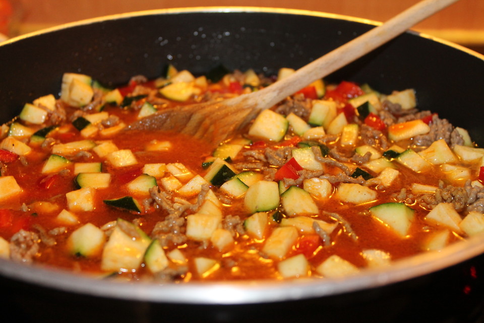 Gemüsetopf mit Paprika, Hackfleisch, Zucchini und Pilzen von Krischa ...