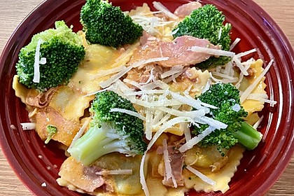 Tortelloni mit Brokkoli - Schinken - Sahne - Sauce (Bild)