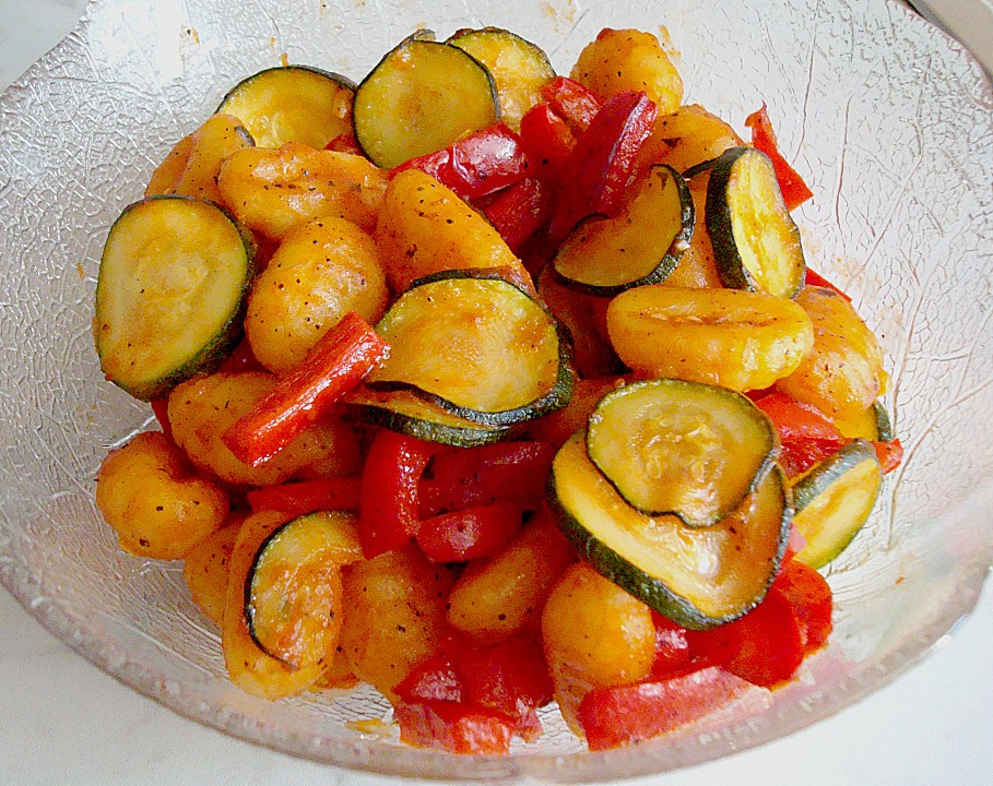 Gnocchi-Salat mit Zucchini und Paprika von TortillaGirl | Chefkoch