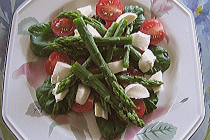 Sommersalat mit grünem Spargel (Bild)