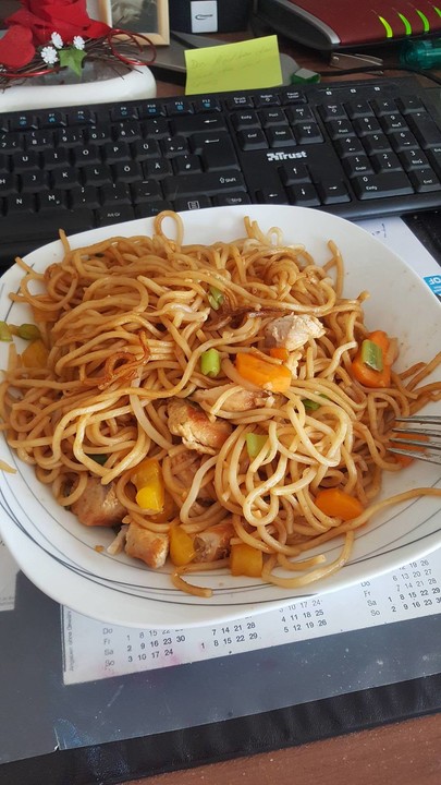 Dreadys Zitronenpfeffer - Koriander Pute mit Gemüse und gebratenen Mie ...