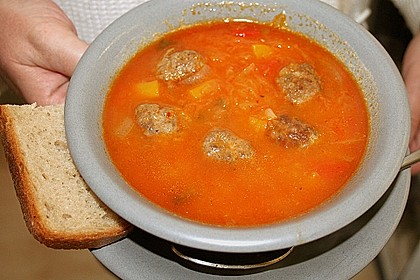 Puszta-Suppe mit Mettbällchen und Sauerkraut (Bild)
