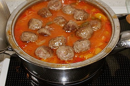 Puszta-Suppe mit Mettbällchen und Sauerkraut (Bild)
