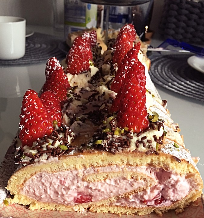 Biskuitrolle mit Erdbeer-Quark-Sahne Füllung von Christine_R | Chefkoch