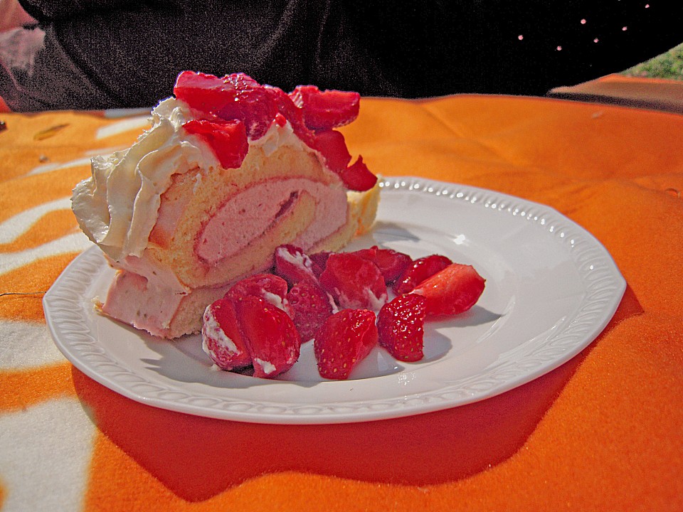 Biskuitrolle mit Erdbeer-Quark-Sahne Füllung von Christine_R | Chefkoch