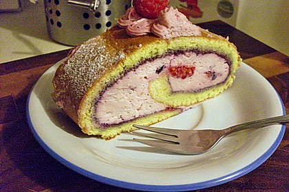 Biskuitrolle mit Erdbeer-Quark-Sahne Füllung (Bild)