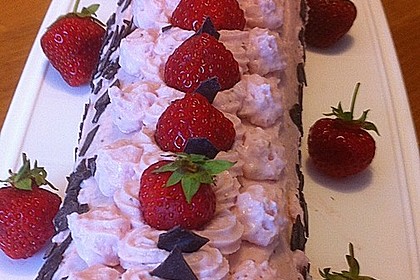 Biskuitrolle mit Erdbeer-Quark-Sahne Füllung (Bild)
