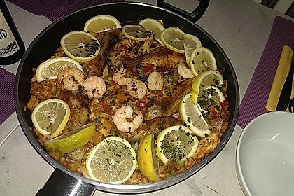 Paella mit Fisch, Fleisch, Geflügel und Meeresfrüchten (Bild)
