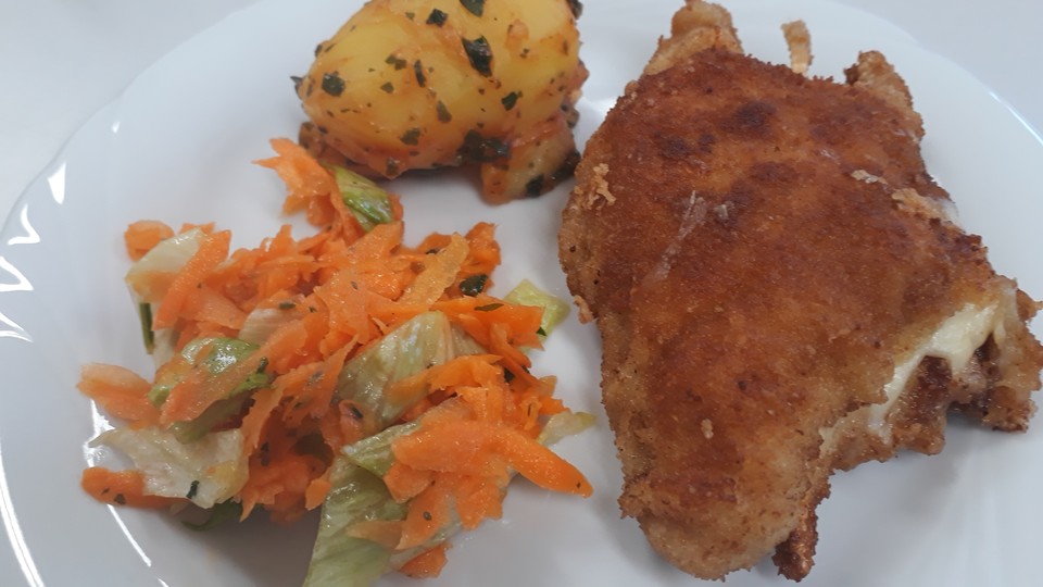 Hähnchen Cordon bleu mit Kartoffeln mediterrane Art und frischem Salat ...