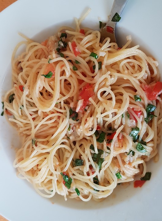 Knoblauchspaghetti mit frischen Tomaten von Smello | Chefkoch