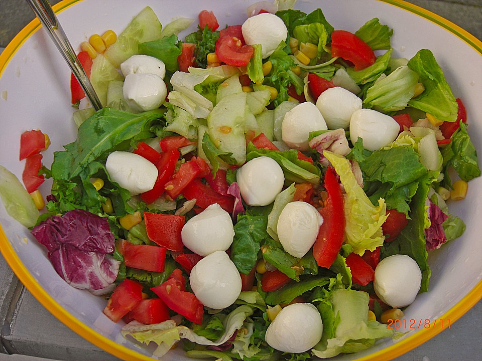 Bunter Salat mit Hähnchenbrust und Mozzarella von Linus2006 | Chefkoch