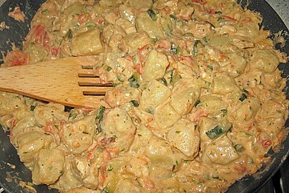 Gnocchi-Zucchini-Pfanne mit Schafskäse (Bild)