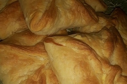 Blätterteigtaschen mit Käsefüllung (Bild)