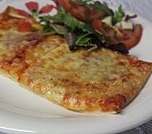 Knusprig dünne Pizza mit Chorizo und Mozzarella (Bild)