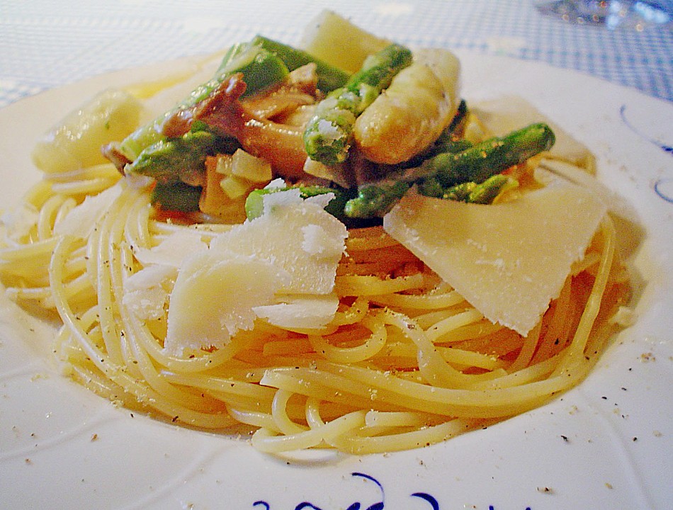 Grüner und weißer Spargel mit Kräuterseitlingen auf Spaghetti von ...