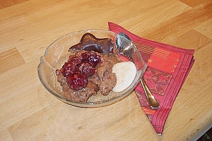 Lebkuchencreme mit Kirschen oder Früchten (Bild)