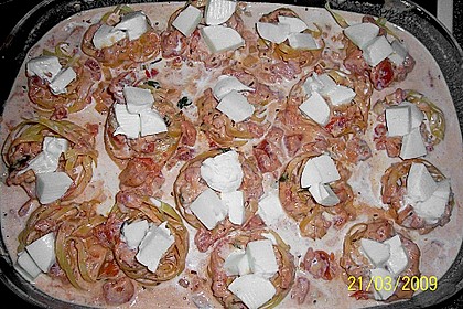 Bandnudelauflauf mit Putenfiletscheiben in Tomaten - Gorgonzola - Sauce und Mozzarella überbacken (Bild)