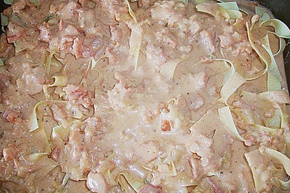 Bandnudelauflauf mit Putenfiletscheiben in Tomaten - Gorgonzola - Sauce und Mozzarella überbacken (Bild)