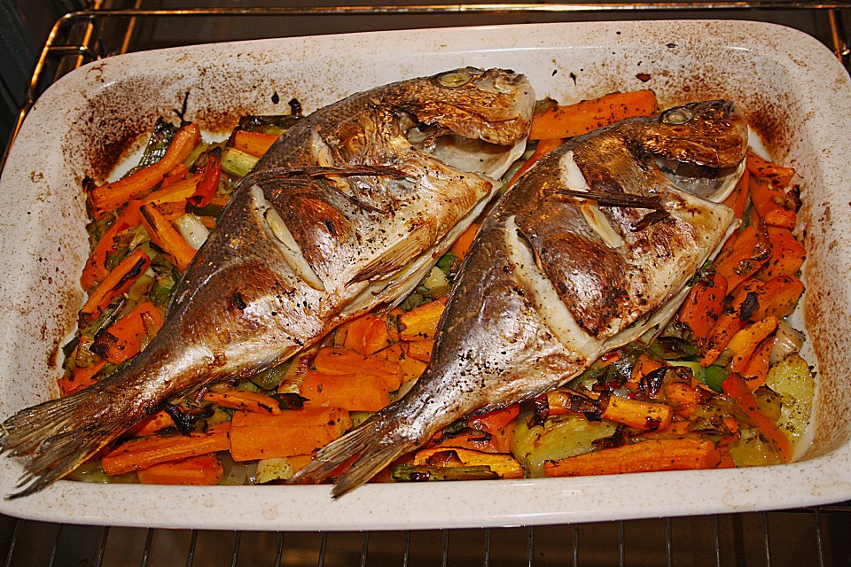 Ganzer Fisch auf Kartoffeln und Gemüse von Anita_11 Chefkoch