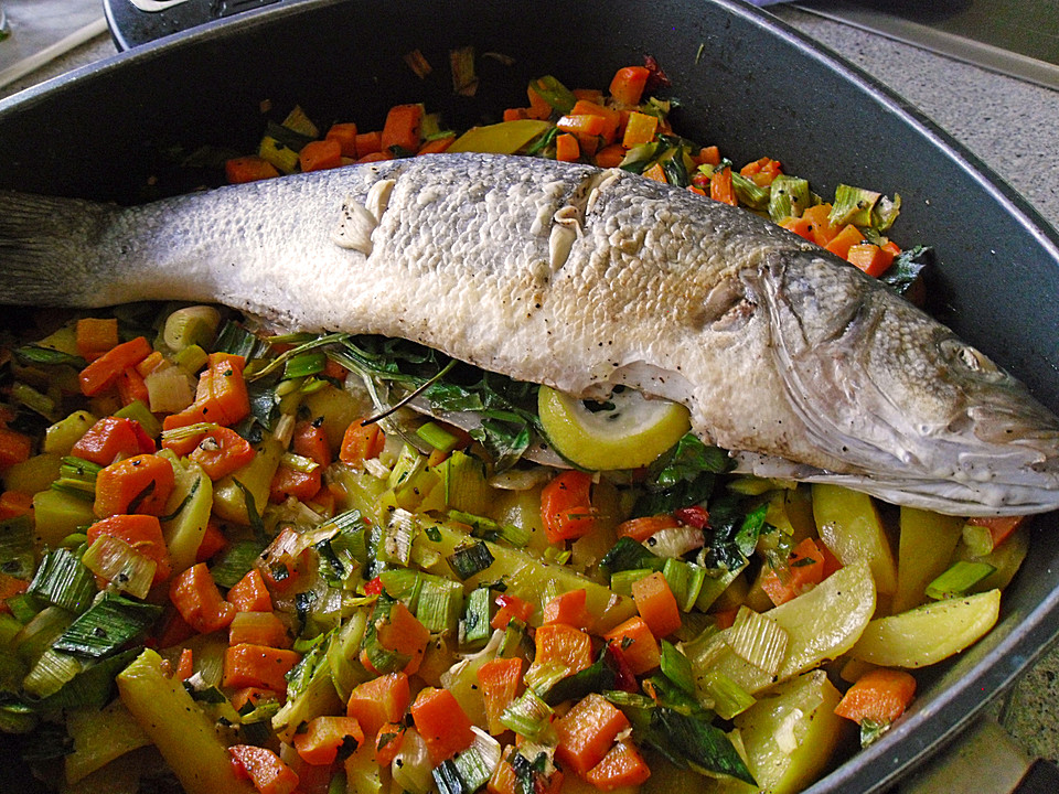 Ganzer Fisch auf Kartoffeln und Gemüse von Anita_11 | Chefkoch