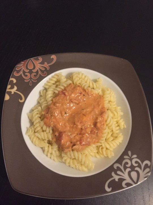 Nudeln in leichter, sämiger Thunfisch-Tomaten-Käse Sauce von siaba ...