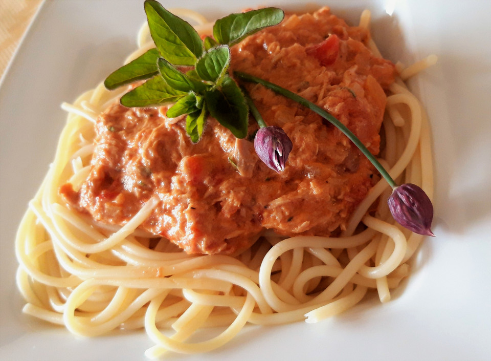 Nudeln in leichter, sämiger Thunfisch-Tomaten-Käse Sauce von siaba ...