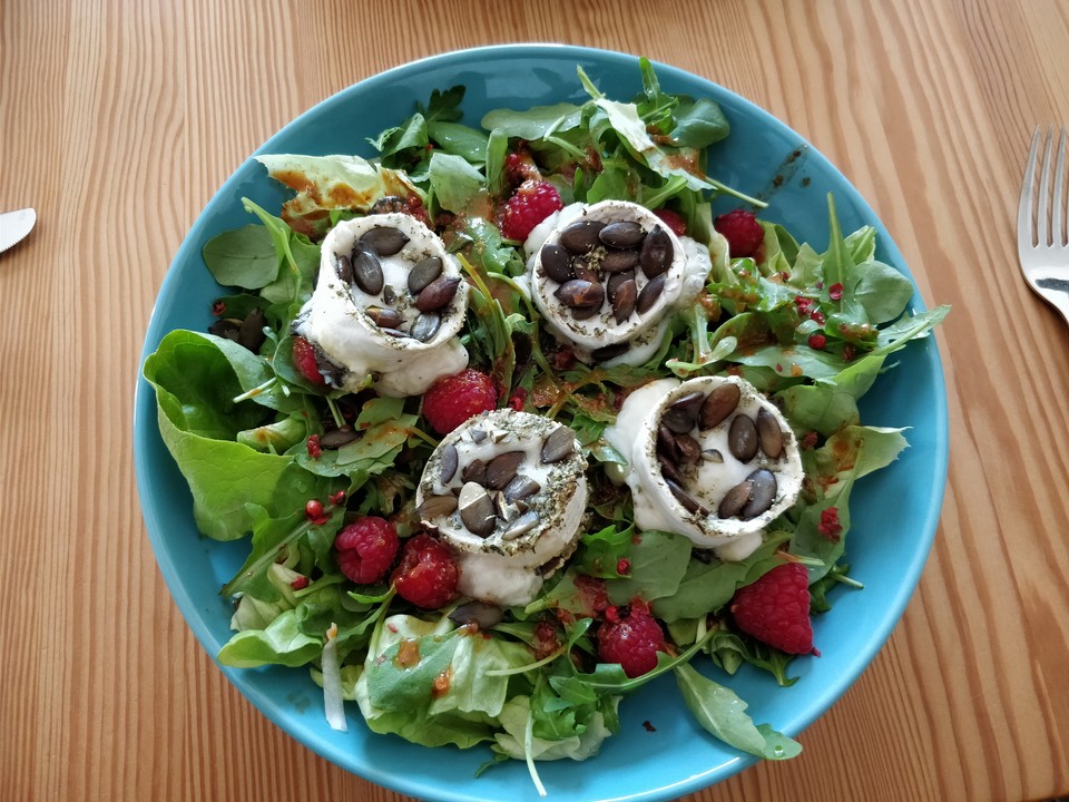 Salat mit warmem Ziegenkäse und Himbeeren von missoliver | Chefkoch