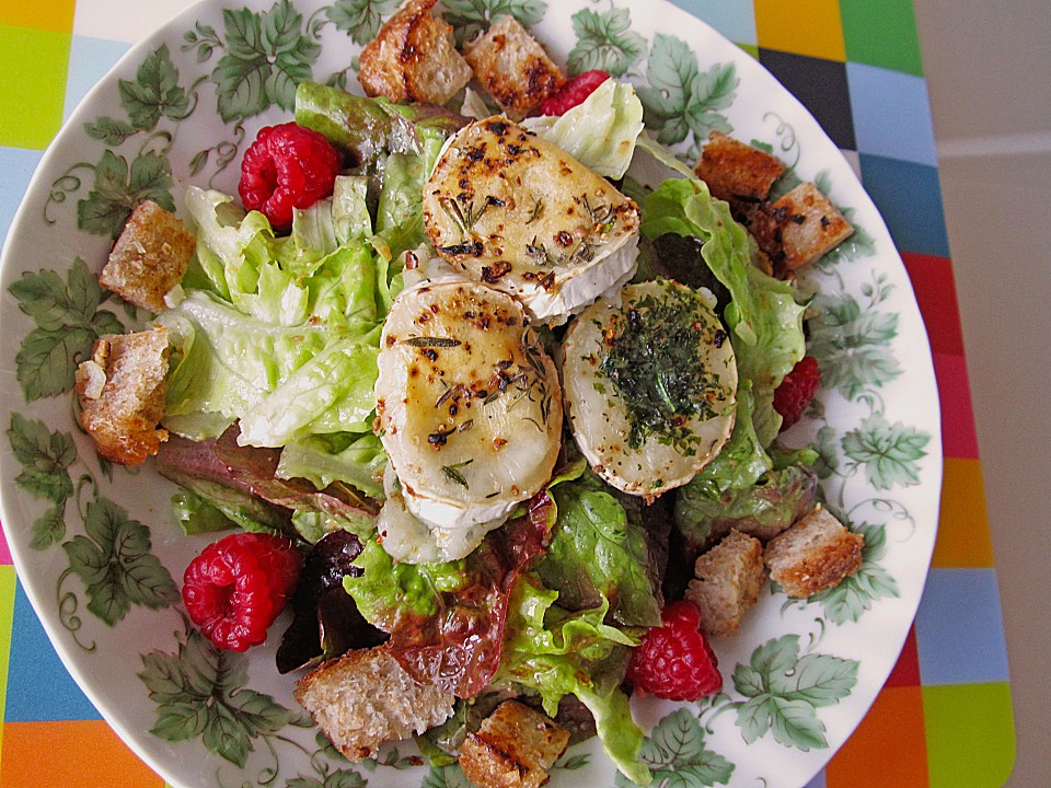 Salat mit warmem Ziegenkäse und Himbeeren von missoliver | Chefkoch