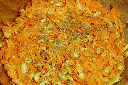 Karottensalat mit Erdnüssen (Bild)
